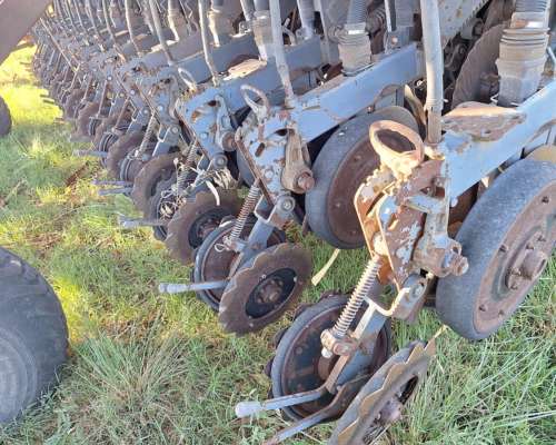 Sembradora Juber 5900 de 28 a 21cm con Alfalfero