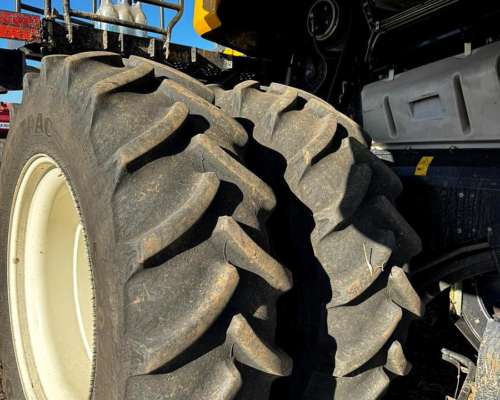 Cosechadora New Holland Cr7.90, Cabezal Draper Macdon