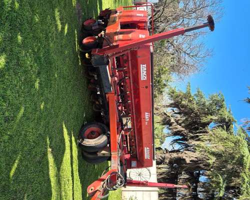 Sembradora Tanzi 4300 DF y Alfalfero