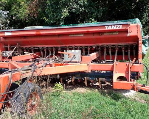 Sembradora Tanzi 4300 con Cajon Alfalfero de 24 a 19