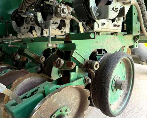 Pierobon de 16 Surcos a 52 cm Neumática