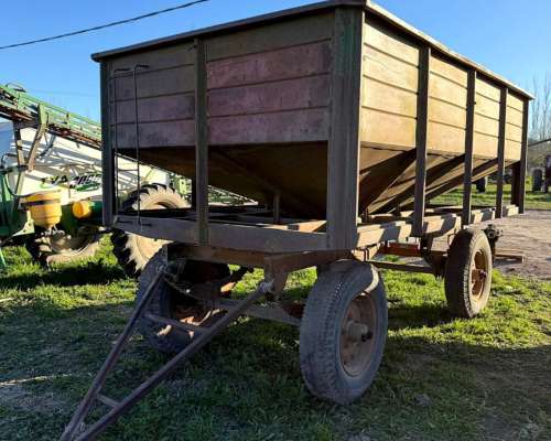 Tolva Semillera Marca Conese de 6tt con Llanta Sandwichs R20