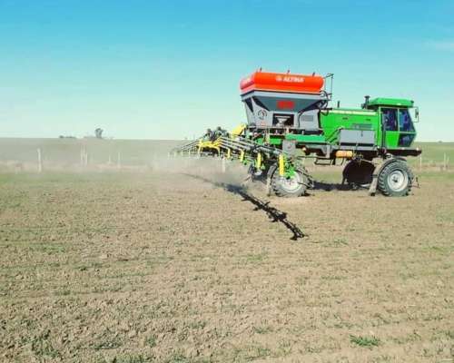 Fertilizadora Altina Montada Sobre Metalfor FM 2500