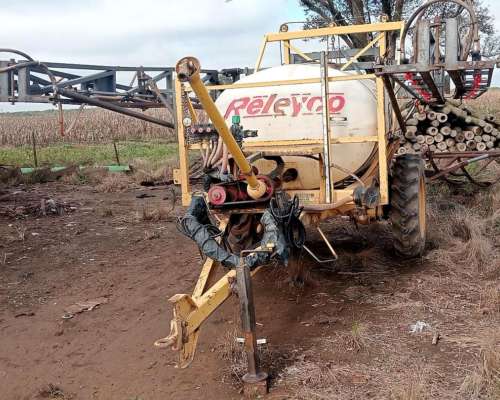 Pulverizador de Arrastre Releyco 2200 Lts. Botalón de 17 MS.