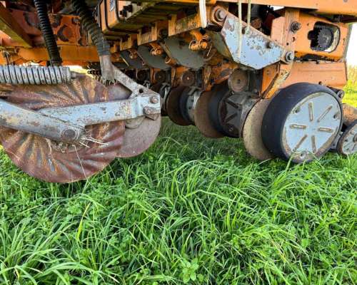 Sembradora Agrometal TX Mega Neumático de 13 a 52 cm