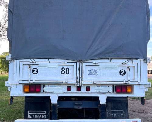 Iveco Cavallino Enganchado con Acoplado Petinari