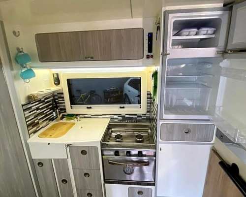 Vdo Toyota Hilux 4X4 DX 2.4 TD 2023 con Camper Carrozados RF