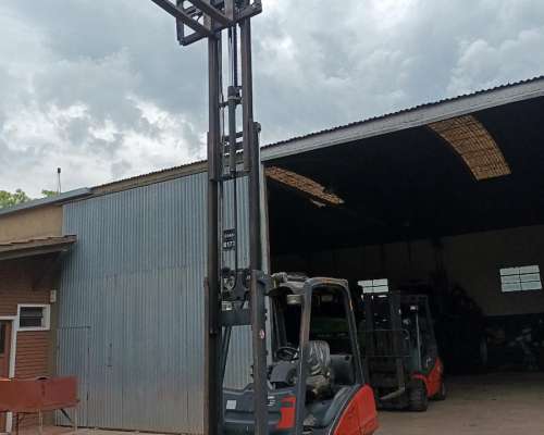 Autoelevador Linde 2 TN Diesel Triple Torre con Desplazador