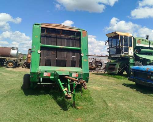 Rotoenfardadora John Deere 535 - en Funcionamiento.