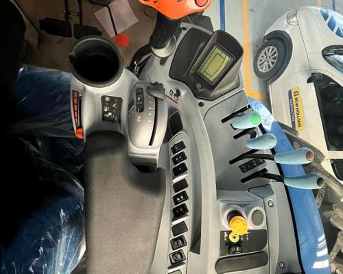 New Holland T7.215/4cd. -