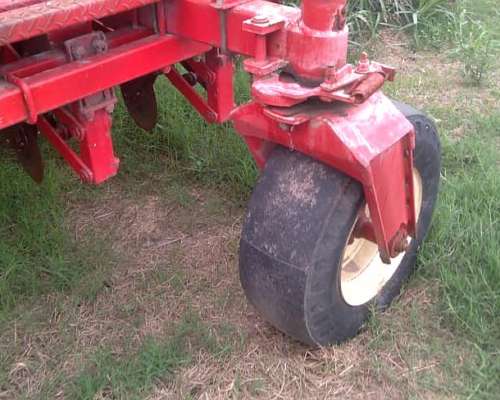 Sembradora Giorgi PR 8000 de 18 S a 52 cm Fert. en Linea