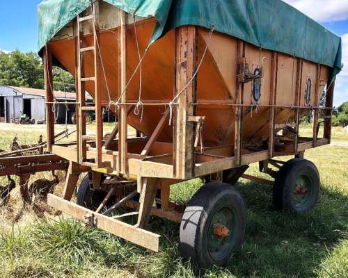 Tolva Semillera con SU Lona en Buen Estado