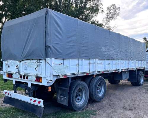 Iveco Cavallino Enganchado con Acoplado Petinari