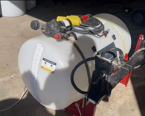Pulverizadora 210 Litros .