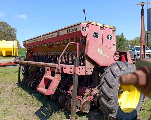 Sembradora Bertini de 21 Lineas a 20 cm con Alfalfero