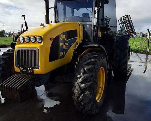 Tractor Pauny 250 - Motor Cummins - 8700 Hs - Duales 18.4x34