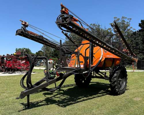 Pulverizadora 3800 Lts y 28 Mts Praba