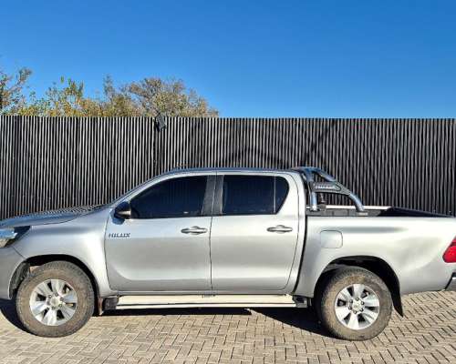 Toyota Hilux SR 4X4 D/C Manual