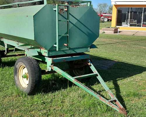 Acoplado Tanque 3000 Lts con Baul