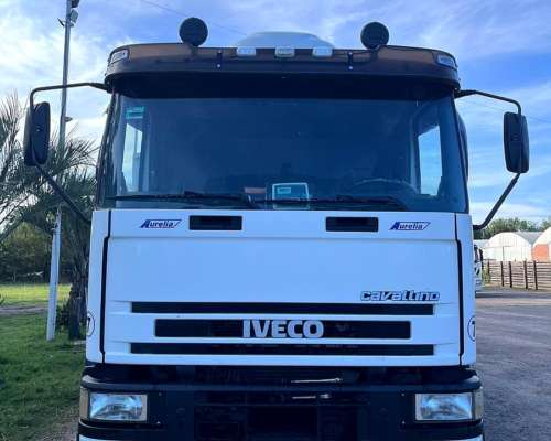 Iveco Cavallino Enganchado con Acoplado Petinari