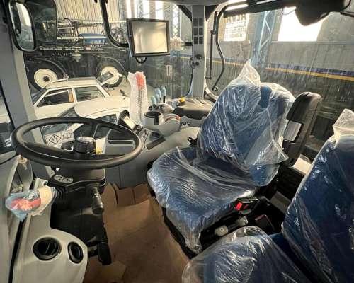 New Holland T7.215/4cd. -