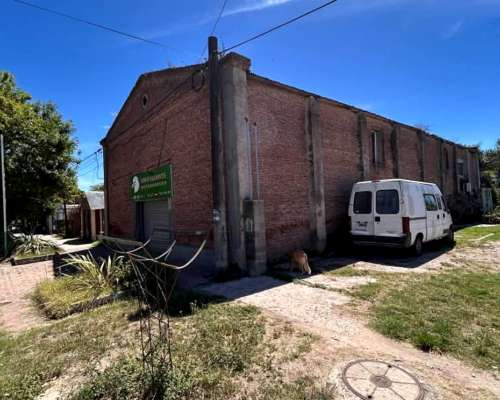 Galpón de 200m en Alquiler. Moreno y Rivadavia. Ranchos