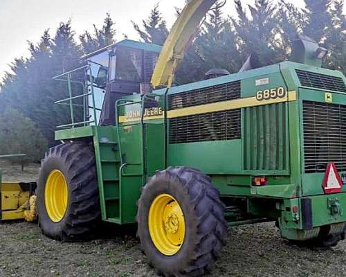 Vendo Picadora John Deere 6850. Cabezal Kemper 6 Surcos.