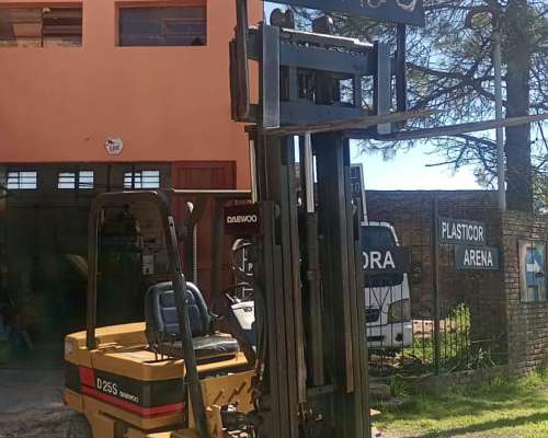 Autoelevador Daewo D25s C/autom Torre Triple , Desplazadora