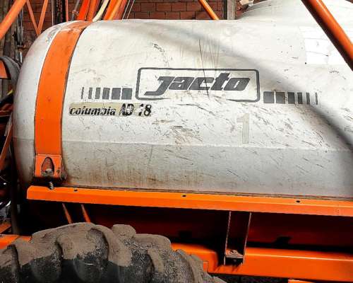 Pulverizadora Jacto AD18 2000 Litros