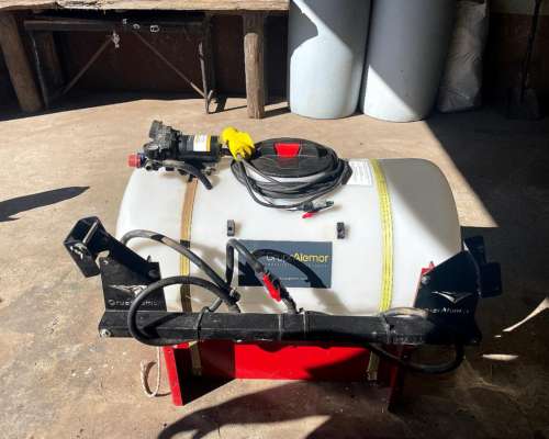 Pulverizadora 210 Litros .