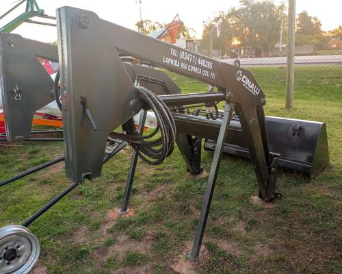 Pala Frontal Cinalli de 1000 Kg y Casi 4 Metros de Altura