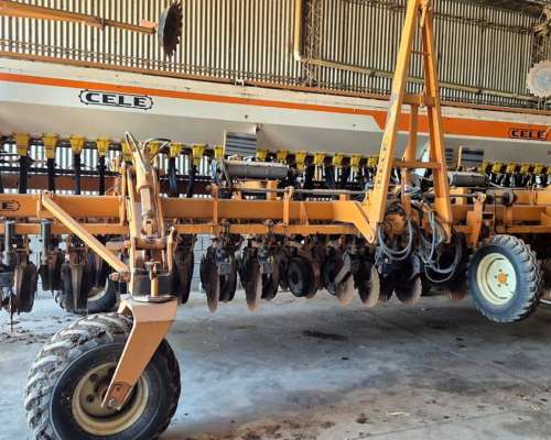 Sembradora Cele de 31 Líneas a 21 CM.