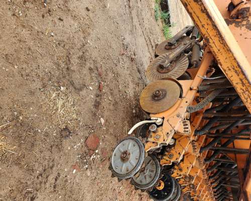 Sembradora Agrometal MX 33 a 21 Grano Fino con Alfalfero