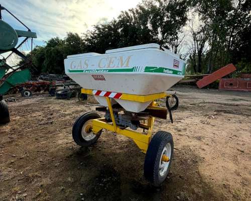 Fertilizadora de Arrastre 1500 Kilos Kg GAS CEM