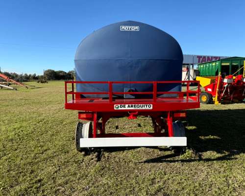 Acoplado con Tanque Plástico 8.000lts de Arequito