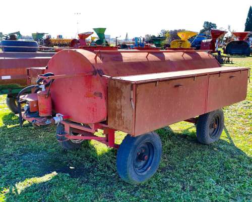 Tanque Salto de 3000 Lts con Bauleras Laterales