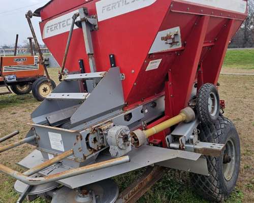 Fertilizadora Fertec 3000 año 2012 a Cinta, con Lona