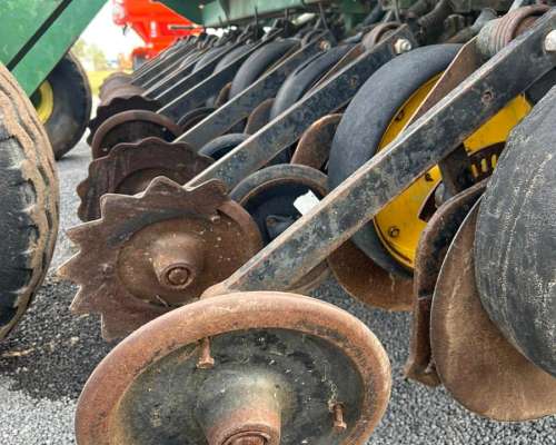 Sembradora John Deere de 25 Líneas a 17.5 con Alfalfero