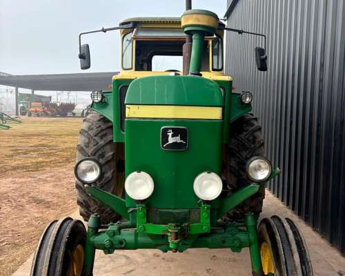 Tractor John Deere 3530.