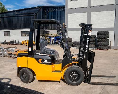 Autoelevador Goodsense 2.5tn Torre Triple Desplazador 50hp