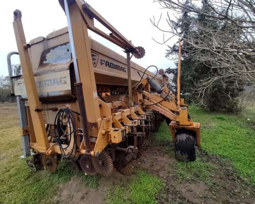 Sembradora Fabimag FG01 35 Surcos a 21 cm con Alfalfero 2009