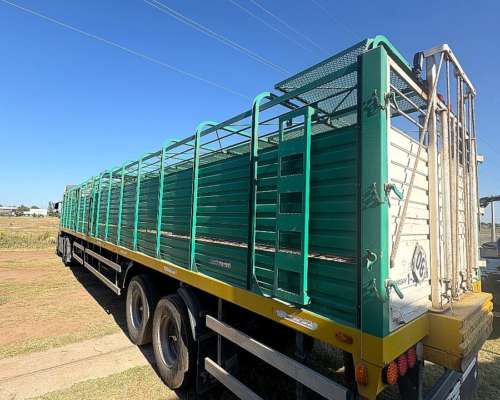 Camión Volvo FH 460 con Jaula , Semi Tolva y Tanque Cisterna
