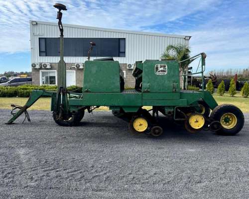 Sembradora John Deere de 25 Líneas a 17.5 con Alfalfero