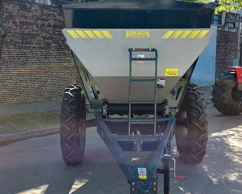 Fertilizadora Quasar 3700lts de Arrastre