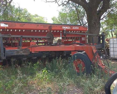 Sembradora Tanzi 4300 con Alfalfero