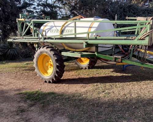 Pulverizador de Arrastre Fraresso de 3000 Lts. Botalón de 21