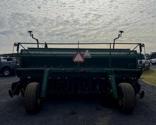 Sembradora John Deere de 25 Líneas a 17.5 con Alfalfero