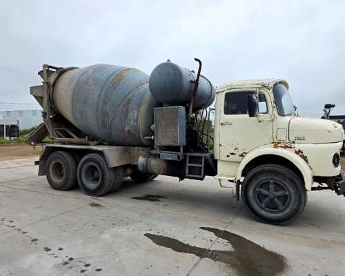 Camion Mercedes Benz 1517 L1517 con Mixer Motohormigonero