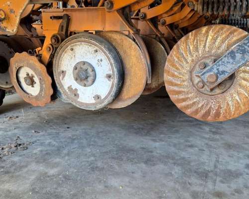 Sembradora Cele de 31 Líneas a 21 CM.