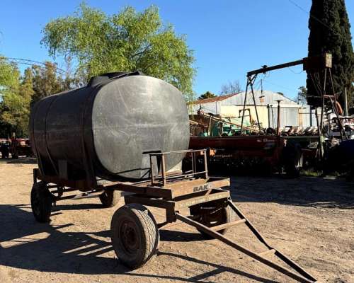 Acoplado Tanque de Apoyo de 4000 Litros con Rompeolas